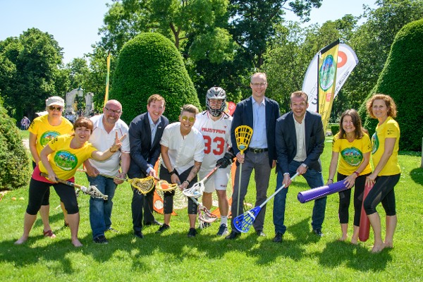 Auftaktveranstaltung 2019: Peter McDonald (4. v.li.), Virginia Ernst, Alexander Biach (4. v. re.), Philipp Trattner umringt von BiP-Trainern // Fotocredit: Hauptverband/APA-Fotoservice/H&ouml;rmandinger